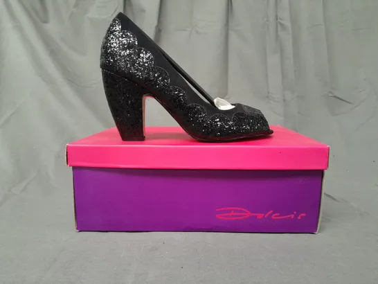 BOXED PAIR OF DOLCIS OPEN TOE HEELED SHOES IN BLACK W. GLITTER EFFECT UK SIZE 3