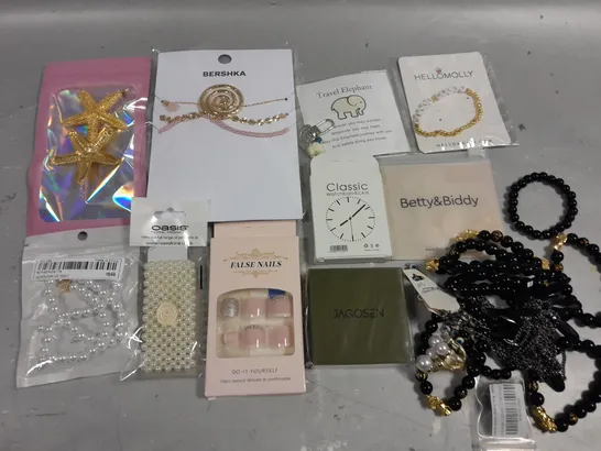 LOT OF ASSORTED JEWELLERY ITEMS TO INCLUDE BRACELETS, NECKLACES AND RINGS