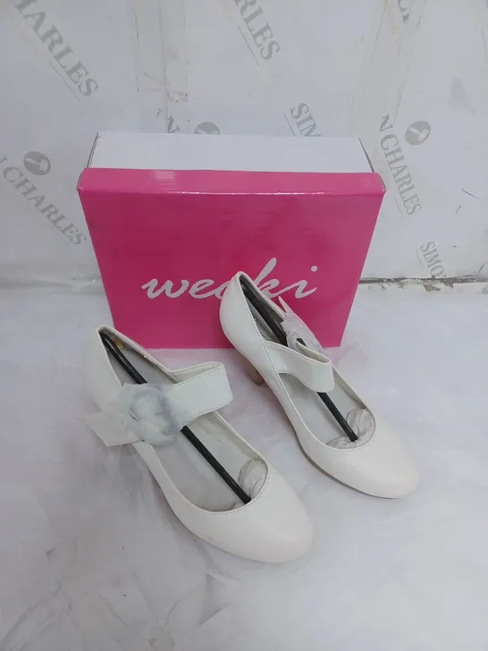 APPROXIMATELY 10 PAIRS OF BOXED WECKI WHITE BUCKLE HEELS IN VARIOUS SIZES 