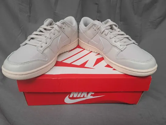 BOXED PAIR OF NIKE SHOES IN BEIGE UK SIZE 7.5