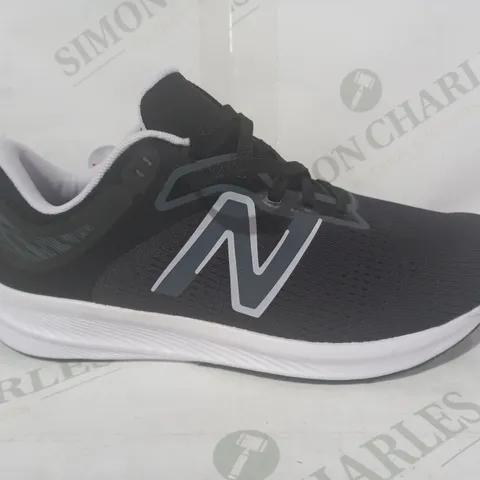 PAIR OF NEW BALANCE TRAINERS IN BLACK/WHITE UK SIZE 6