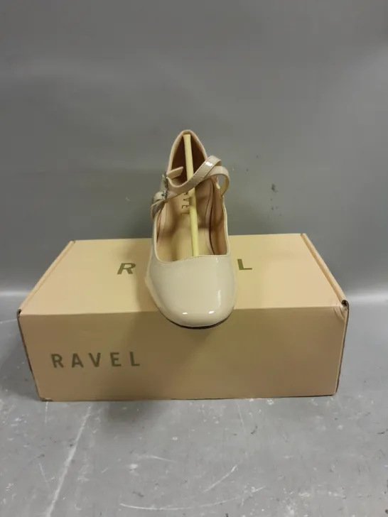 BOXED PAIR OF RAVEL HOWTH BOOTS IN NUDE - 7