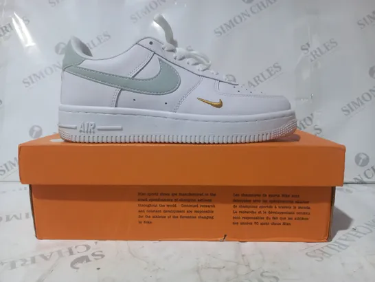 BOXED PAIR OF NIKE AIR FORCE 1 SHOES IN WHITE/GREY UK SIZE 7