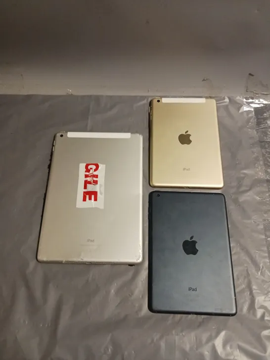 APPLE LOT OF 3 HEAVILY DAMAGED TABLETS TO INCLUDE IPAD MINI 1ST GEN, IPAD MINI 3RD GEN AND IPAD 9TH GEN