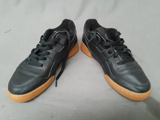 PAIR OF REEBOK SHOES IN BLACK UK SIZE 5.5