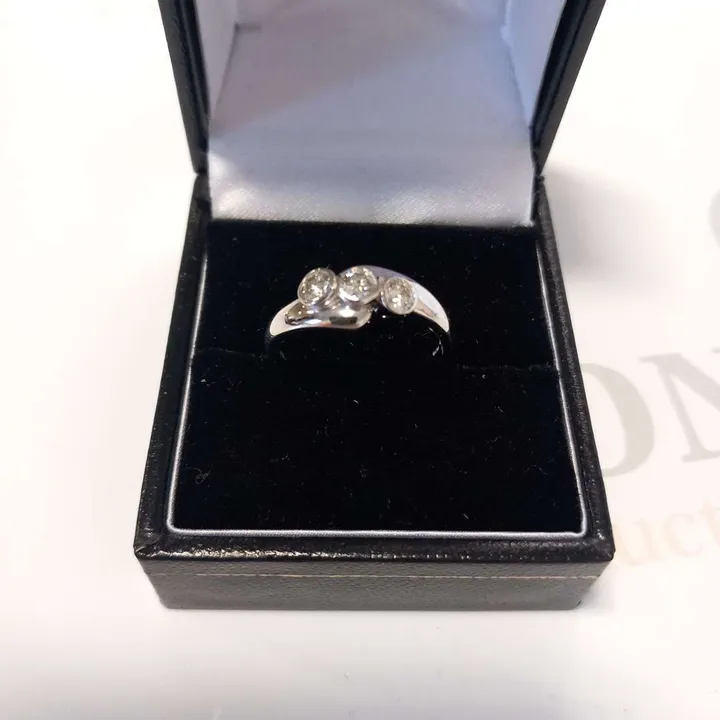 RING RUB-OVER SET WITH NATURAL DIAMONDS 4640060-Simon Charles Auctioneers