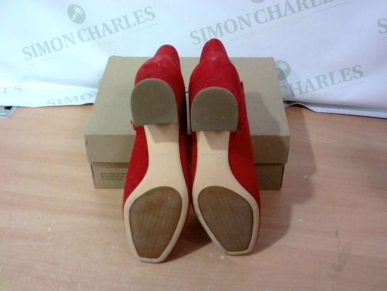 BOXED PAIR OF CLARKS - SIZE 7D