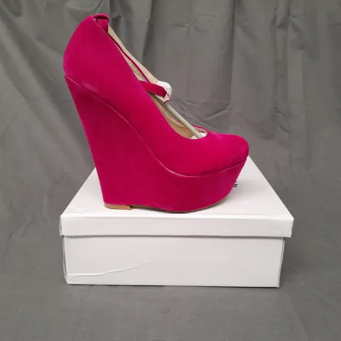 BOXED PAIR OF KOI COUTURE HR5 PLATFORM HIGH WEDGE FAUX SUEDE SHOES IN FUCHSIA SIZE 4