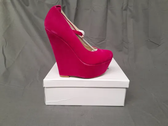 BOXED PAIR OF KOI COUTURE HR5 PLATFORM HIGH WEDGE FAUX SUEDE SHOES IN FUCHSIA SIZE 4