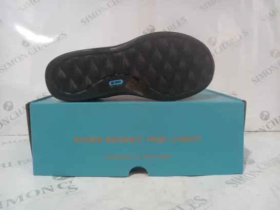 BOXED PAIR OF BZEES SHOES IN BLACK SIZE 6