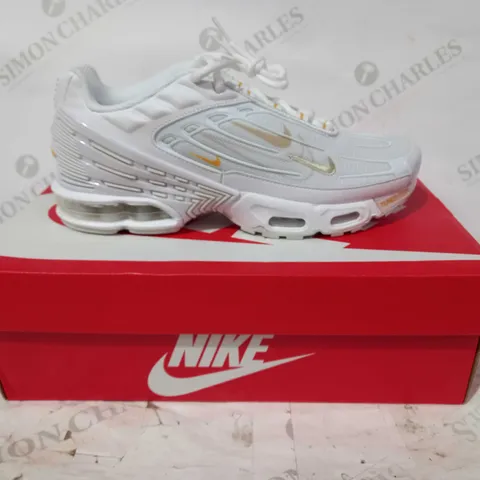 BOXED PAIR OF NIKE AIR MAX PLUS III SHOES IN WHITE UK SIZE 6