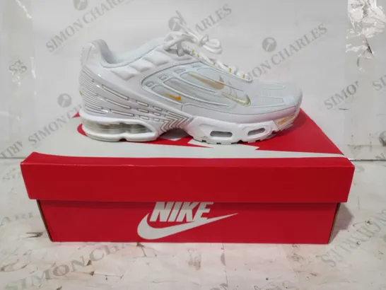 BOXED PAIR OF NIKE AIR MAX PLUS III SHOES IN WHITE UK SIZE 6