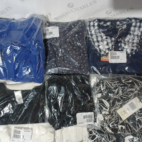 BOX OF APPROXIMATELY 15 ASSORTED CLOTHING ITEMS IN VARIOUS STYLES AND SIZES TO INCLUDE MONSOON, WYNNE LAYERS, ETC