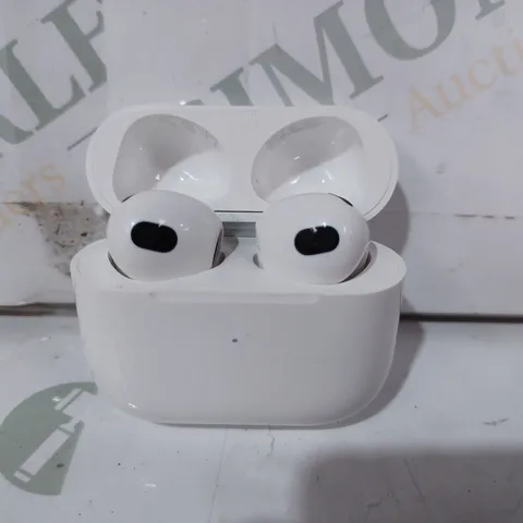 APPLE AIRPODS 3RD GEN WITH LIGHTNING CHARGING CASE