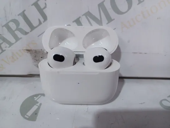 APPLE AIRPODS 3RD GEN WITH LIGHTNING CHARGING CASE