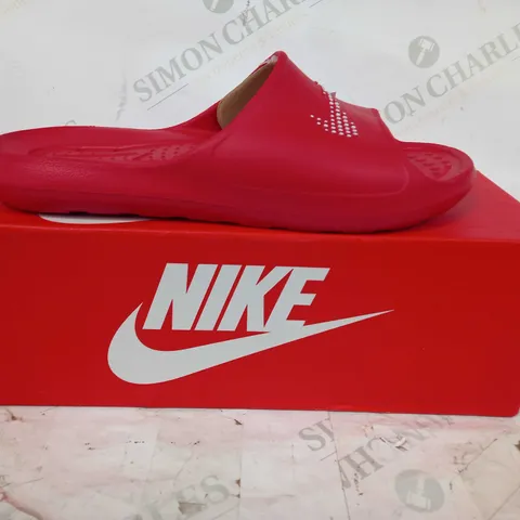 BOXED PAIR OF NIKE VICTORI ONE SHOWER SLIDERS IN RED UK SIZE 7