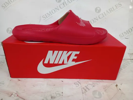 BOXED PAIR OF NIKE VICTORI ONE SHOWER SLIDERS IN RED UK SIZE 7