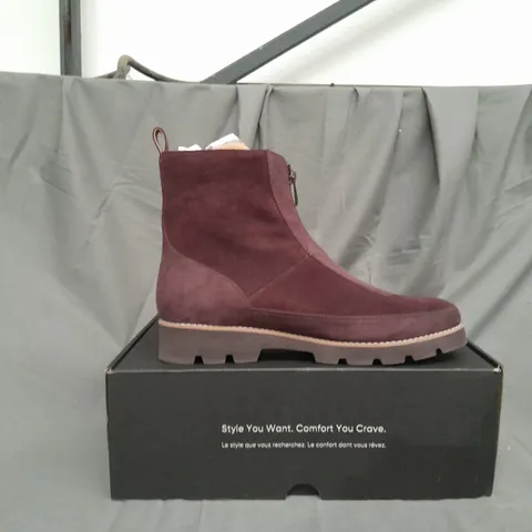 BOXED PAIR OF VIONIC CHARM ESTILLO BOOTS IN CHOCOLATE SIZE 8 