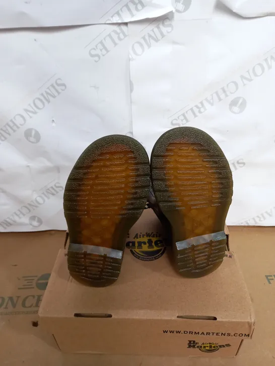 BOXED PAIR OF CHILDRENS DR MARTENS IN BLACK SIZE 7