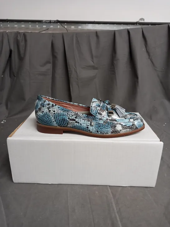 BOXED PAIR OF MODA IN PELLE SHOES IN DENIM SNAKE SIZE 6