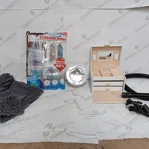 BOX OF APPROX 14 ITEMS TO INCLUDE - VACUUM STORAGE BAGS - GREY FLUFFY BATH MAT - WHITE JEWELLERY BOX ECT