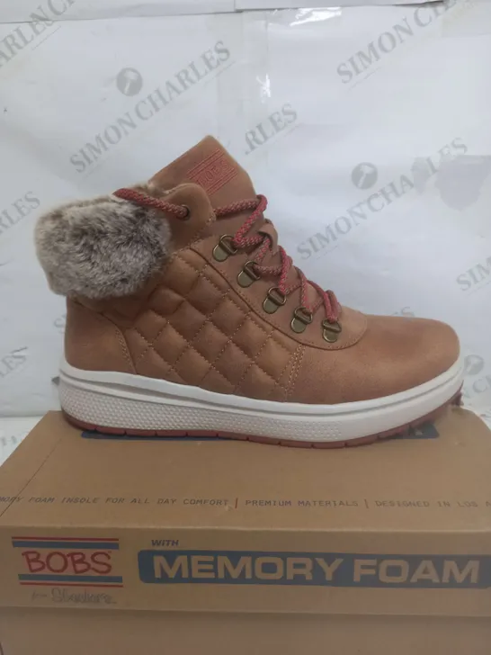 BOXED PAIR OF SKECHERS BOBS SKIPPER WAVE DIAMOND QUILTS BOOTS IN CHESTNUT UK SIZE 6