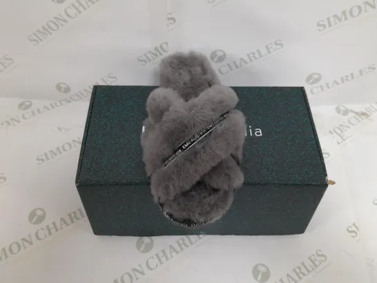 BOXED PAIR OF EMU MAYBERRY SLIPPERS IN CHARCOAL SIZE 5