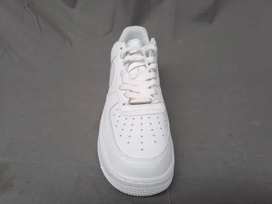 BOXED PAIR OF NIKE AIR FORCE 1 '07 SHOES IN WHITE UK SIZE 8