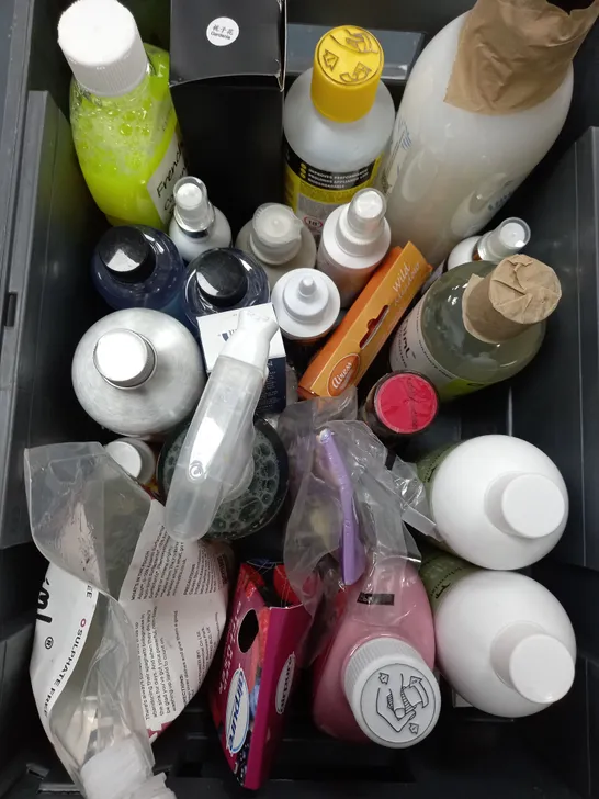 BOX OF APPROXIMATELY 10 ASSORTED ITEMS TO INCLUDE - SUGAR SOAP, HOT OIL, WASHING UP LIQUID ETC - COLLECTION ONLY