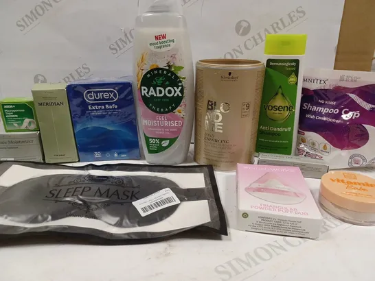 BOX OF APPROX 10 ASSORTED BEAUTY PRODUCTS TO INCLUDE RADOX SHOWER GEL, SCHWARZKOPF BLONDE LIGHTENING POWDER, BRUSHWORKS POWDER PUFF DUO, ETC 