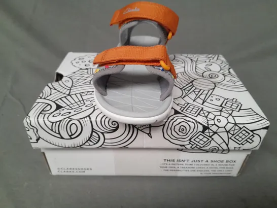 BOXED PAIR OF CLARKS SURFING TIDE KIDS OPEN TOE SANDALS IN GREY/ORANGE UK SIZE 10