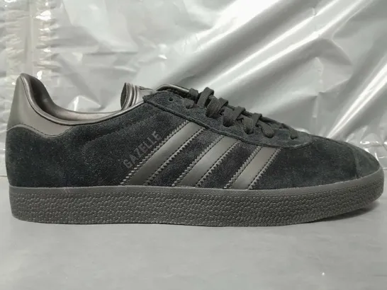 BOXED PAIR OF ADIDAS GAZELLE SHOES IN BLACK UK SIZE 9