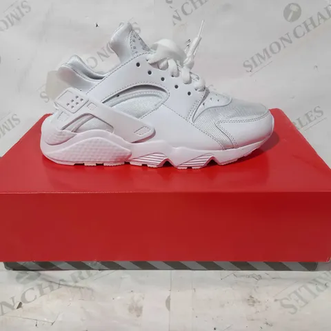 BOXED PAIR OF NIKE AIR HUARACHE IN WHITE UK SIZE 5.5