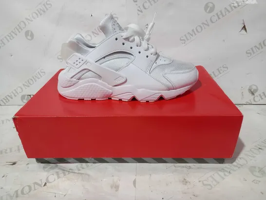 BOXED PAIR OF NIKE AIR HUARACHE IN WHITE UK SIZE 5.5