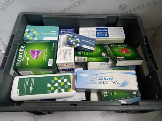 BOX OF APPROX 15 ASSORTED ITEMS TO INCLUDE NICASSIT MINTY FRESH 4MG GUM, EASYVISION OPTEYES LENSES AND EYEXPERT NATURAL LENSES