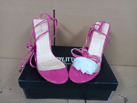 BOXED PAIR OF DESIGNER HEELS IN PINK SIZE 9