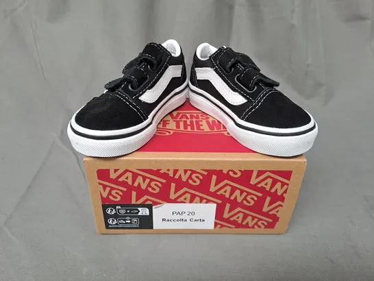 BOXED PAIR OF VANS OLD SKOOL TODDLER SHOES IN BLACK/WHITE UK SIZE 4