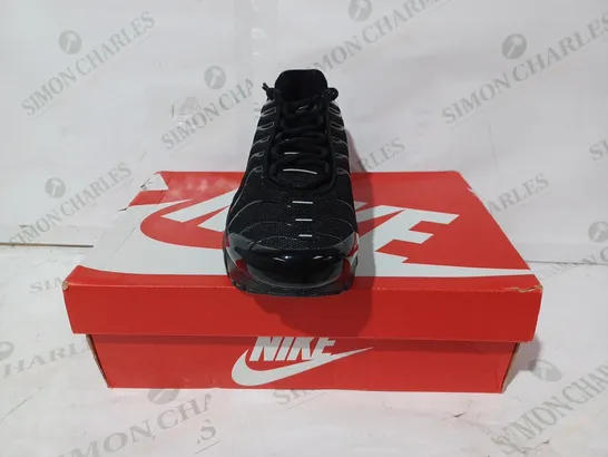 BOXED PAIR OF NIKE AIR MAX PLUS SHOES IN BLACK UK SIZE 5.5