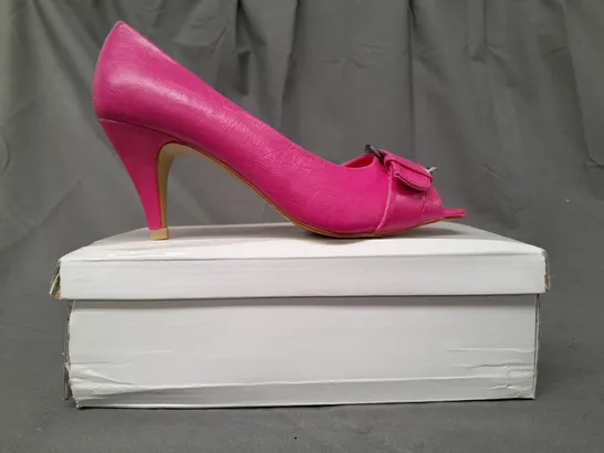 BOXED PAIR OF DESIGNER OPEN TOE MID HEELED SHOES IN FUCHSIA EU SIZE 39