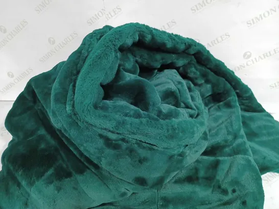 COZEE HOME VELVET SOFT FILLED THROW - GREEN