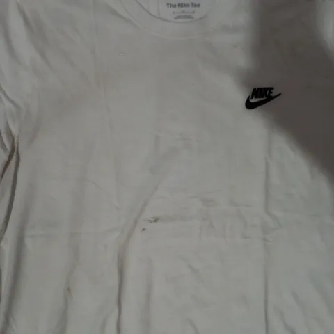NIKE T-SHIRT IN WHITE SIZE M