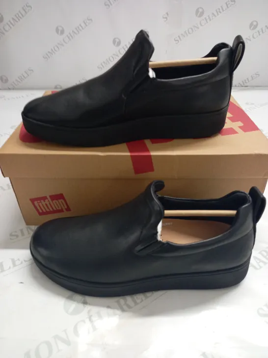 FITFLOPS RALLY LEATHER SLIP ON TRINERS IN BLACK  - SIZE 5