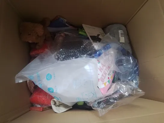 BOX OF APPROXIMATELY 55 ASSORTED ITEMS TO INCLUDE: DUCK FAMILY PLAY BATH SET, WATCH ME GROW HOODED BATHROOM, MAKE IT REAL BRACELETS, GIANT DOMINOS ETC