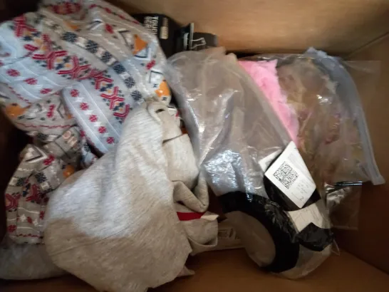 BOX OF APPROXIMATELY 10 ASSORTED CLOTHING AND FASHION ITEMS TO INCLUDE DESIGNER SPENCER BEAR TOP IN GREY SIZE 2XL, DESIGNER LONG SLEEVE JUMPER IN BLUE SIZE M, ETC