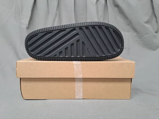 BOXED PAIR OF NIKE CALM SLIDERS IN BLACK UK SIZE 4.5