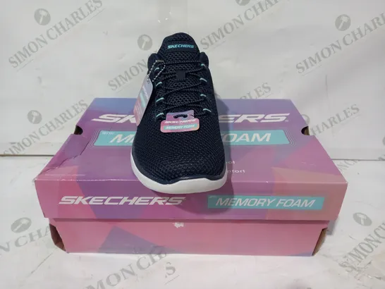 BOXED PAIR OF SKECHERS SUMMITS BUNGEE MEMORY FOAM TRAINERS IN NAVY UK SIZE 6