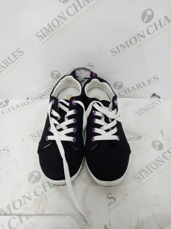 VIONIC STINSON LACE UP TRAINER - SIZE 5