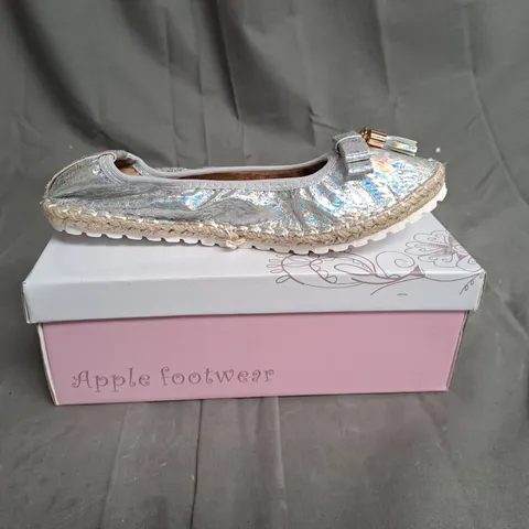 BOXED LOT OF 12 PAIRS OF LADIES APPLE SILVER PUMPS. VARIOUS SIZES