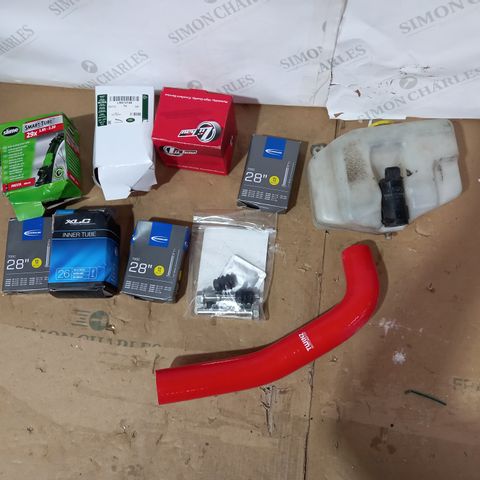 BOX OF A LARGE QUANTITY OF ASSORTED DESIGNER VEHICLE PARTS/ACCESSORIES TO INCLUDE SLIME SMART TUBE, XLG INNER TUBE, TWINZ MOTORSPORT ETC
