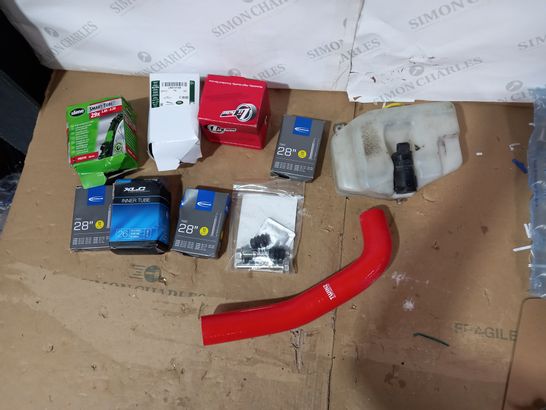 BOX OF A LARGE QUANTITY OF ASSORTED DESIGNER VEHICLE PARTS/ACCESSORIES TO INCLUDE SLIME SMART TUBE, XLG INNER TUBE, TWINZ MOTORSPORT ETC